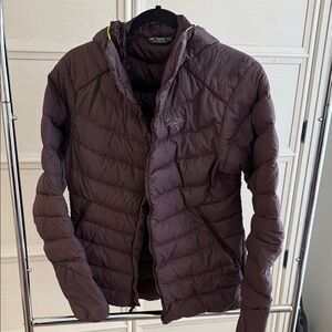 Arc'teryx Women's Hooded Puffer Jacket - Plum